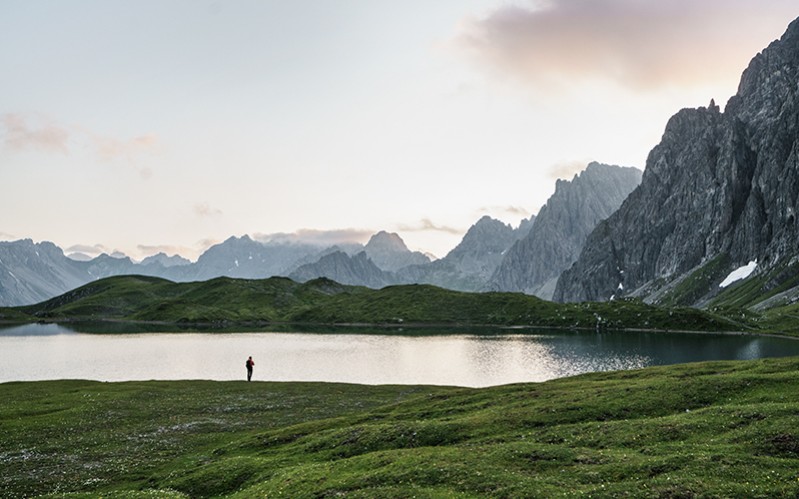 Landschaft mit Bergkulisse und See im Vordergrund